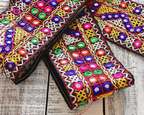 【 インドミラーワーク布】ヴィンテージ 布 黄 紫 刺繍 ステッチ インテリア ヴィンテージのインドミラーワーク刺繍はインド刺繍バンジャラ族