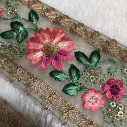 インド刺繍 リボン 幅広 花刺繍 手芸テープ ハンドメイド アンティークレース花 3枚目の画像