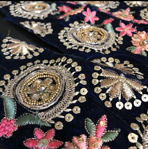 ベルベット インド刺繍リボン 幅広テープ 布 アンティーク エスニックビーズ 4枚目の画像
