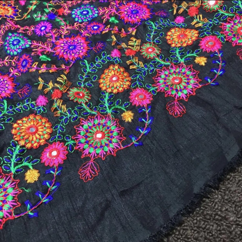 インド 刺繍 花 布 シルク100% 絹 生地 ハギレ ボタニカル