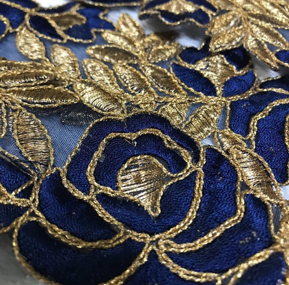 インド刺繍リボン 薔薇 紺色 青 ゴールド ヴィンテージ 立体 3D ブレード金 4枚目の画像