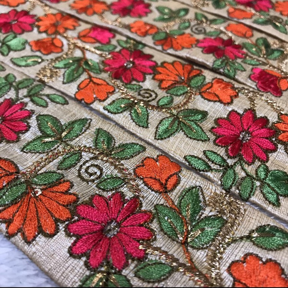 インド 刺繍リボン 花 金 オレンジ ピンク ヴィンテージ チロリアンテープ 1枚目の画像