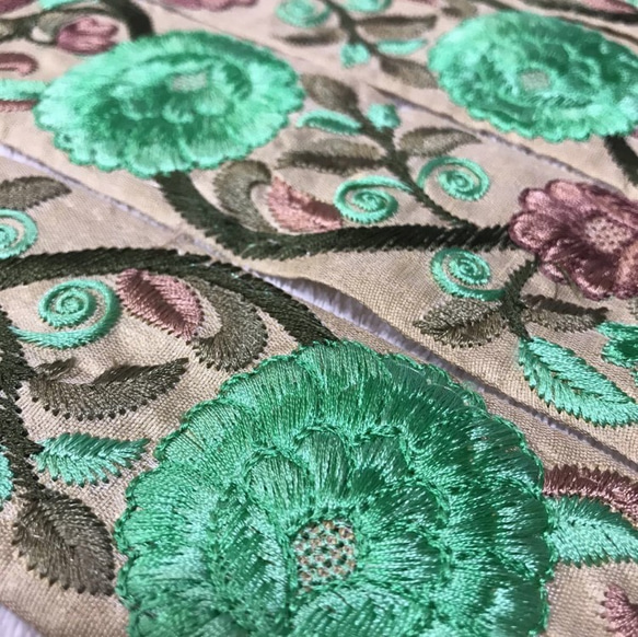 インド 刺繍リボン 花 エメラルドグリーン ヴィンテージ アンティーク チロリアンテープ ボタニカル エスニック 緑 2枚目の画像