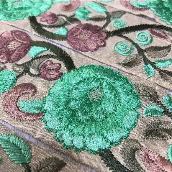 インド 刺繍リボン 花 エメラルドグリーン ヴィンテージ アンティーク チロリアンテープ ボタニカル エスニック 緑 3枚目の画像