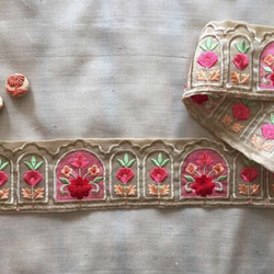 インド 刺繍 リボン ヴィンテージ アンティーク 花 ハンドメイド 手芸 装飾テープ エスニック 幅広テープ 窓 北欧 1枚目の画像