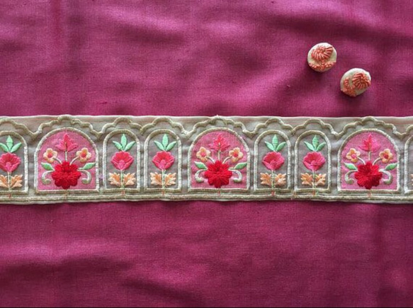 インド 刺繍 リボン ヴィンテージ アンティーク 花 ハンドメイド 手芸 装飾テープ エスニック 幅広テープ 窓 北欧 4枚目の画像