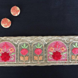インド 刺繍 リボン ヴィンテージ アンティーク 花 ハンドメイド 手芸 装飾テープ エスニック 幅広テープ 窓 北欧 5枚目の画像