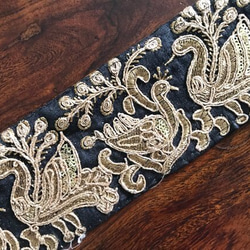 インド刺繍リボン 花刺繍 鳥 インコ 白鳥 スワン バッグ持ち手アンティーク 北欧 チロリアンテープ 金 ゴールド 黒 1枚目の画像