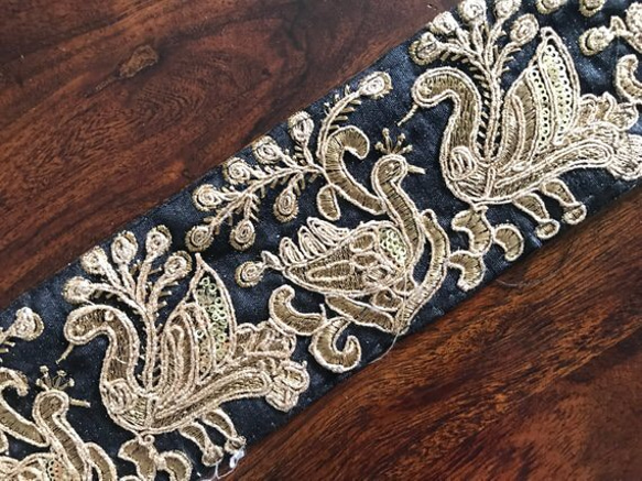 インド刺繍リボン 花刺繍 鳥 インコ 白鳥 スワン バッグ持ち手アンティーク 北欧 チロリアンテープ 金 ゴールド 黒 1枚目の画像
