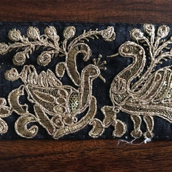 インド刺繍リボン 花刺繍 鳥 インコ 白鳥 スワン バッグ持ち手アンティーク 北欧 チロリアンテープ 金 ゴールド 黒 3枚目の画像