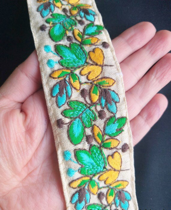 インド 刺繍リボン 葉っぱ 植物 ベージュ ハンドメイド 幅広チロリアンテープ エスニック アジアン ボタニカル 緑 2枚目の画像