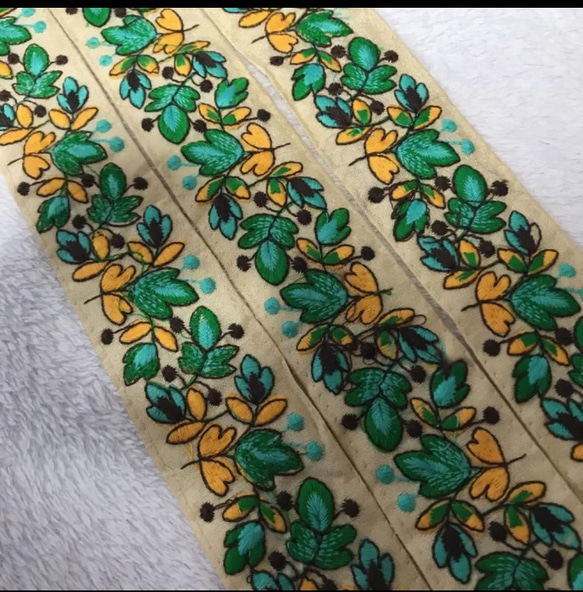 インド 刺繍リボン 葉っぱ 植物 ベージュ ハンドメイド 幅広チロリアンテープ エスニック アジアン ボタニカル 緑 5枚目の画像