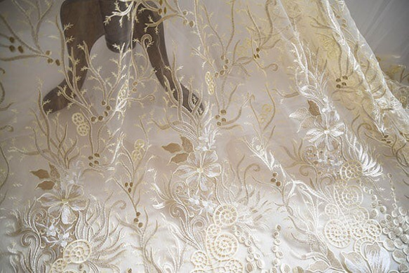 刺繍チュール 白レース 花刺繍 アンティーク ヴィンテージ 結婚式 ワンピース 生地 布 衣装 ウェディングドレス 金 3枚目の画像