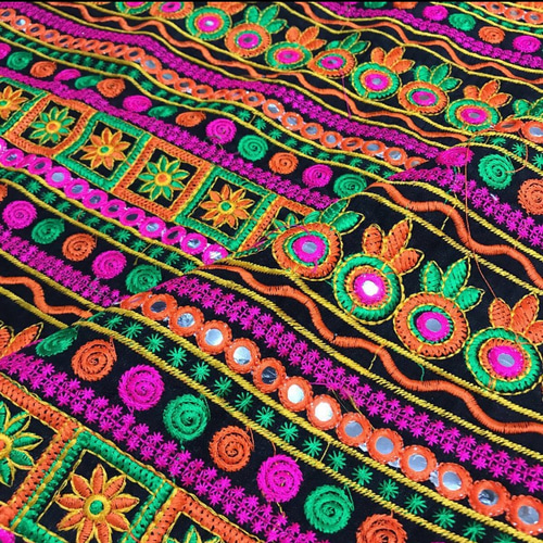 カッチ刺繍　赤① ミラーワーク　インド　手仕事　希少 西インド・カッチの刺繍がすごい！今も残る伝統の手仕事