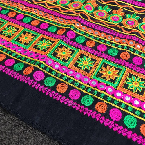 カッチ刺繍　赤① ミラーワーク　インド　手仕事　希少 西インド・カッチの刺繍がすごい！今も残る伝統の手仕事