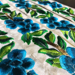 インド 刺繍リボン プルメリア 青 花 シルクチロリアンテープ ハンドメイド素材 金 水色アンティークレース 絹 生地 2枚目の画像