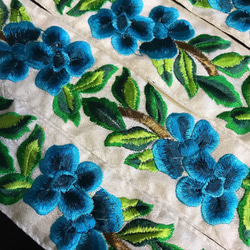 インド 刺繍リボン プルメリア 青 花 シルクチロリアンテープ ハンドメイド素材 金 水色アンティークレース 絹 生地 3枚目の画像