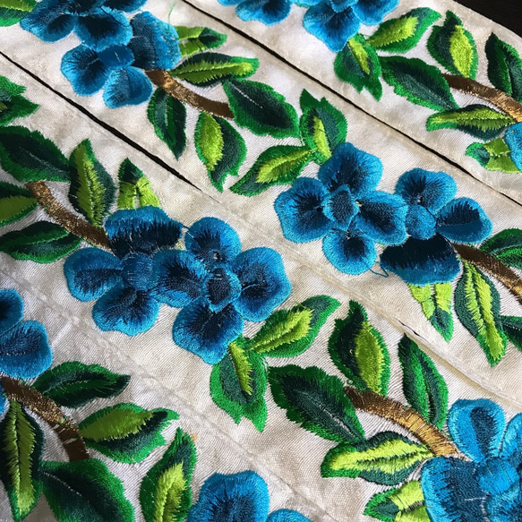 インド 刺繍リボン プルメリア 青 花 シルクチロリアンテープ ハンドメイド素材 金 水色アンティークレース 絹 生地 4枚目の画像