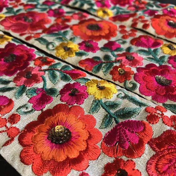 インド刺繍リボン シルク100% 花 ハンドメイド ヴィンテージ アンティークチロリアンテープ 幅広 手芸 メキシコ刺繍 2枚目の画像