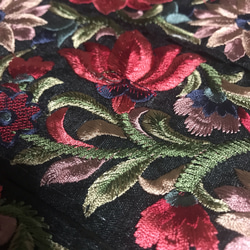 インド刺繍リボン シルク100% 絹 着物 帯 花 アンティーク生地 布ヴィンテージ ボタニカル 黒 赤 ブラウンレトロ 5枚目の画像