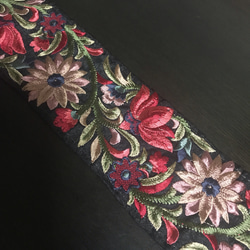 インド刺繍リボン シルク100% 絹 着物 帯 花 アンティーク生地 布ヴィンテージ ボタニカル 黒 赤 ブラウンレトロ 6枚目の画像