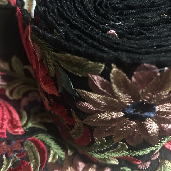インド刺繍リボン シルク100% 絹 着物 帯 花 アンティーク生地 布ヴィンテージ ボタニカル 黒 赤 ブラウンレトロ 8枚目の画像