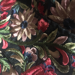 インド刺繍リボン シルク100% 絹 着物 帯 花 アンティーク生地 布ヴィンテージ ボタニカル 黒 赤 ブラウンレトロ 10枚目の画像