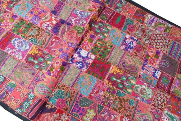 ✨美品✨インド古布キルト インド刺繍リボン パッチワークキルト 布 古布 ハンドメイドカバー 赤