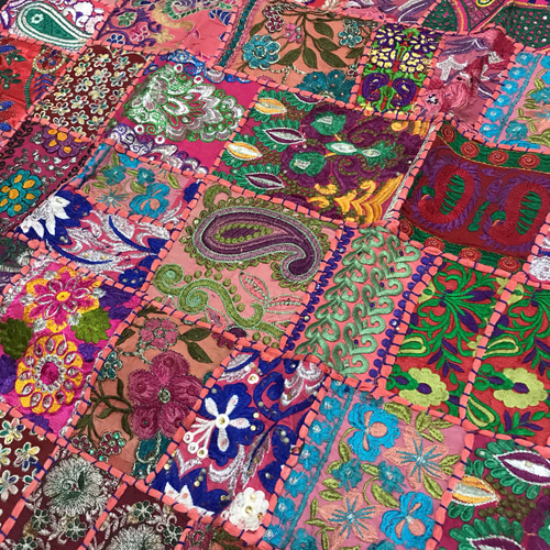 インド刺繍リボン パッチワークキルト 布 古布 ハンドメイドカバー 赤