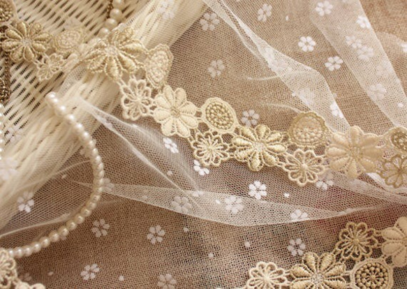 刺繍レース 白 金 ゴールド リボン プリンセス アンティーク チロリアンテープ 結婚式 ブライダル 衣装 ブレード 2枚目の画像