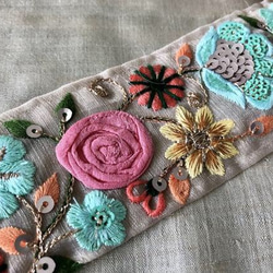 インド刺繍リボン 花 アンティークレース 薔薇 ビンテージ チュール 水色 青 エスニック アジアン ロココ ブローチ 4枚目の画像