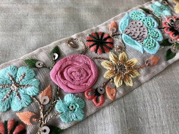 インド刺繍リボン 花 アンティークレース 薔薇 ビンテージ チュール 水色 青 エスニック アジアン ロココ ブローチ 4枚目の画像