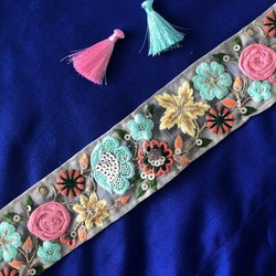 インド刺繍リボン 花 アンティークレース 薔薇 ビンテージ チュール 水色 青 エスニック アジアン ロココ ブローチ 6枚目の画像