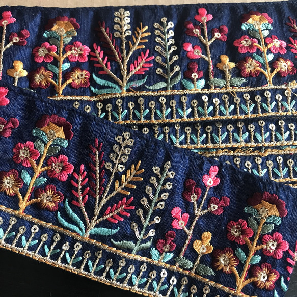 インド 刺繍リボン シルク 花 ボタニカル エスニック 手芸 ハギレ 紺色 青 フランスアンティーク 北欧 レトロ 3枚目の画像