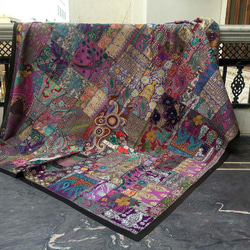 インド刺繍ラグ 敷物 カーペット ヴィンテージ ラリーキルト エスニック 紫 パッチワーク キルト アジアン 北欧 2枚目の画像
