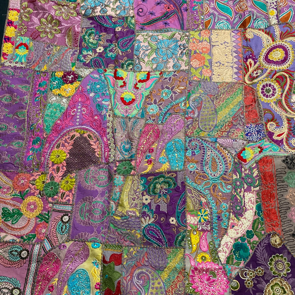 インド刺繍ラグ 敷物 カーペット ヴィンテージ ラリーキルト エスニック 紫 パッチワーク キルト アジアン 北欧 6枚目の画像