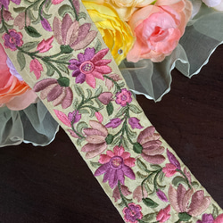インド刺繍リボン 花刺繍 幅広テープ 北欧 チロリアンテープ ベージュ 紫 ボタニカル アンティーク 手芸 レトロ 2枚目の画像