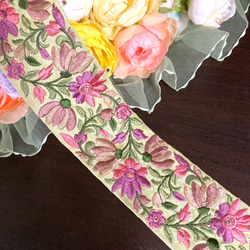インド刺繍リボン 花刺繍 幅広テープ 北欧 チロリアンテープ ベージュ 紫 ボタニカル アンティーク 手芸 レトロ 1枚目の画像