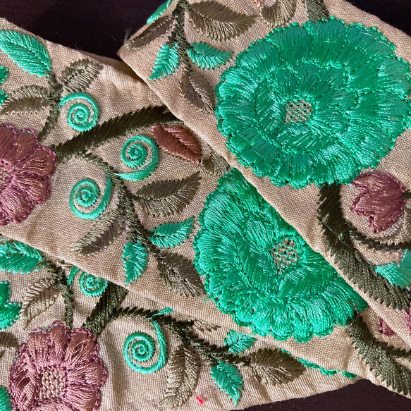 インド 刺繍リボン 花 エメラルドグリーン ヴィンテージ アンティークシルク糸 5枚目の画像