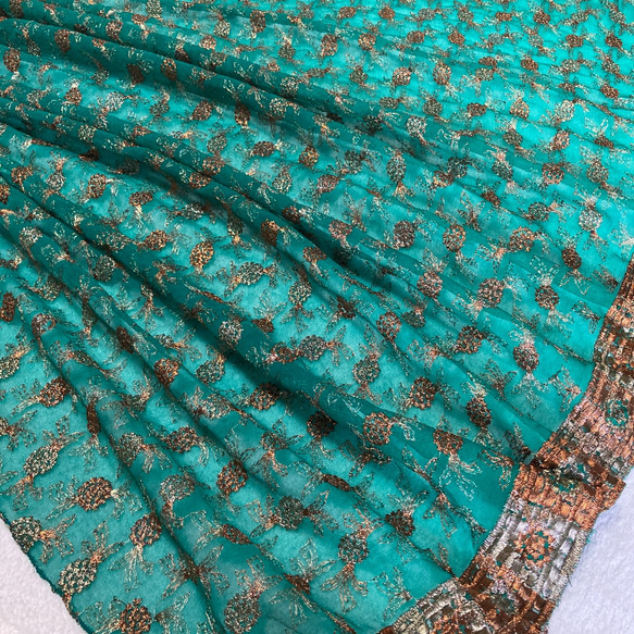 インド刺繍布 生地 緑 茶色 花刺繍 ボタニカル レース チュール ヴィンテージ 1枚目の画像