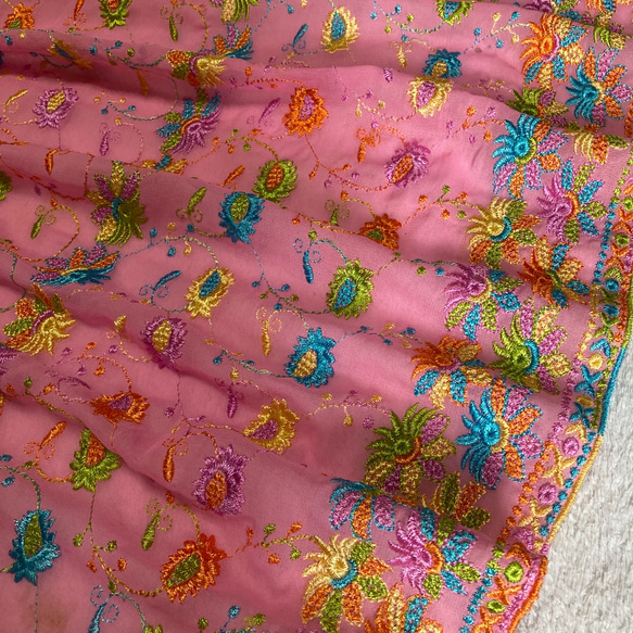 インド刺繍布 ドゥパタ ピンク 花レース ボタニカル アジアン エスニック 生地 2枚目の画像