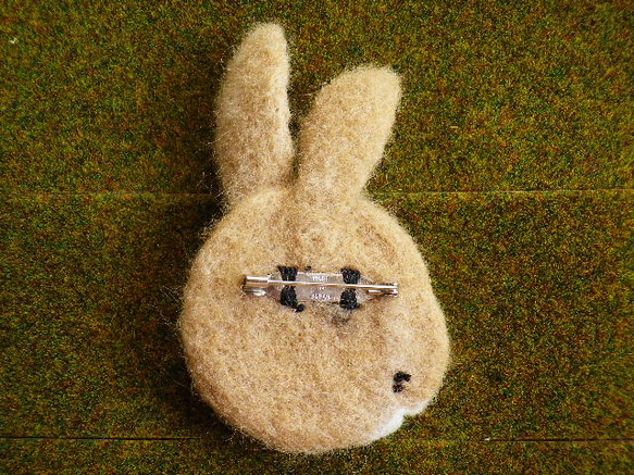 ウサギさんのブローチ(モカ) 2枚目の画像