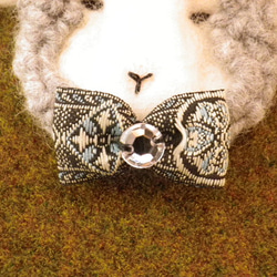 羊さんのブローチ(蝶ネクタイ) 2枚目の画像