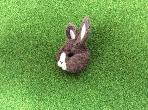 ウサギさんのブローチ2(ブラウン)【受注製作】 2枚目の画像