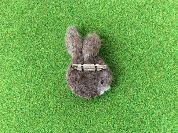 ウサギさんのブローチ2(ブラウン)【受注製作】 3枚目の画像
