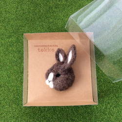ウサギさんのブローチ2(ブラウン)【受注製作】 1枚目の画像