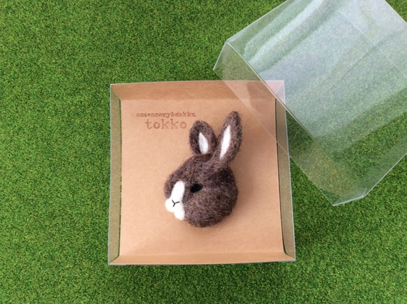 ウサギさんのブローチ2(ブラウン)【受注製作】 1枚目の画像