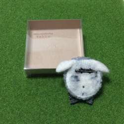 羊さんのブローチ（蝶ネクタイ）【受注製作】 2枚目の画像