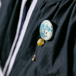 ☀︎満月のピンブローチ「ハーベストムーン」-ピスタリオグリーン- 5枚目の画像