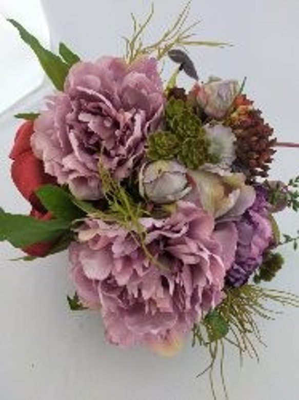 オーダーメイド参考商品⑤オーバルクラッチブーケ＆ブートニア～Mauve＆Burgundy～シャクヤクと多肉植物 3枚目の画像